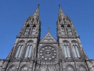 Aus schwarzem Vulkangestein erbaut: die Kathedrale von Clermont-Ferrand. Foto: Hilke Maunder