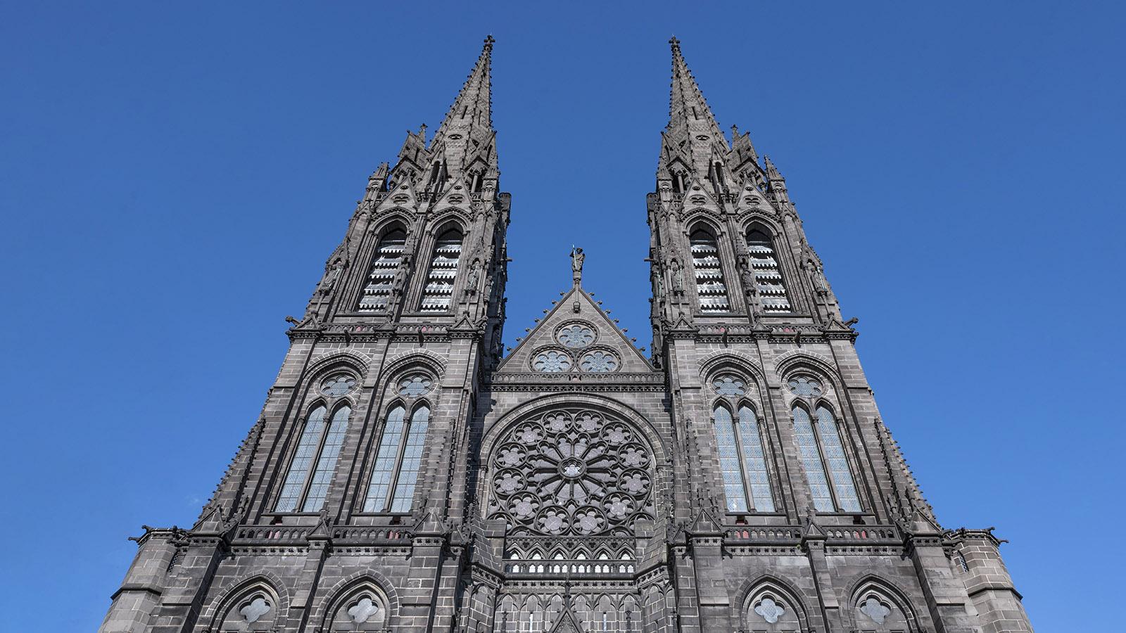 Aus schwarzem Vulkangestein erbaut: die Kathedrale von Clermont-Ferrand. Foto: Hilke Maunder