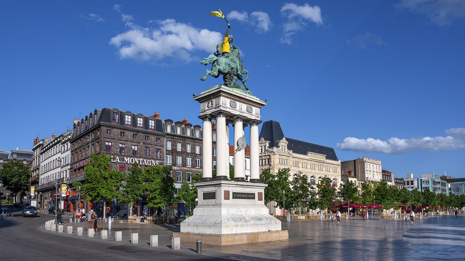 Vercingetorix reitet stolz auf der Place de Jaude von Clermont-Ferrand. Foto: Hilke Maunder