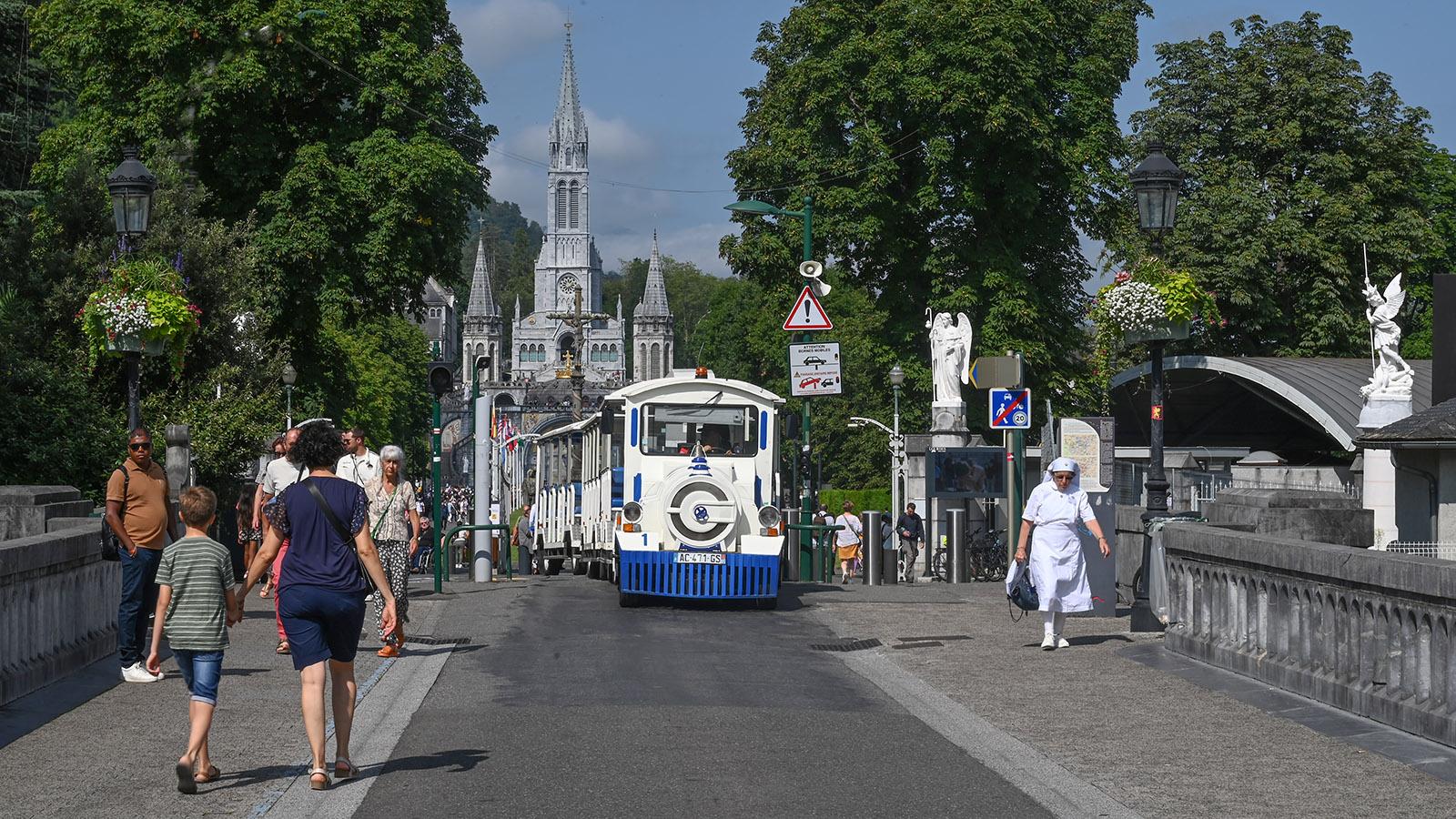 Der Petit Train führt in 45 Minuten auf seiner 7,5 Kilometer langen Runde zu den wichtigsten Sehenswürdigkeiten von Lourdes. Foto: Hilke Maunder