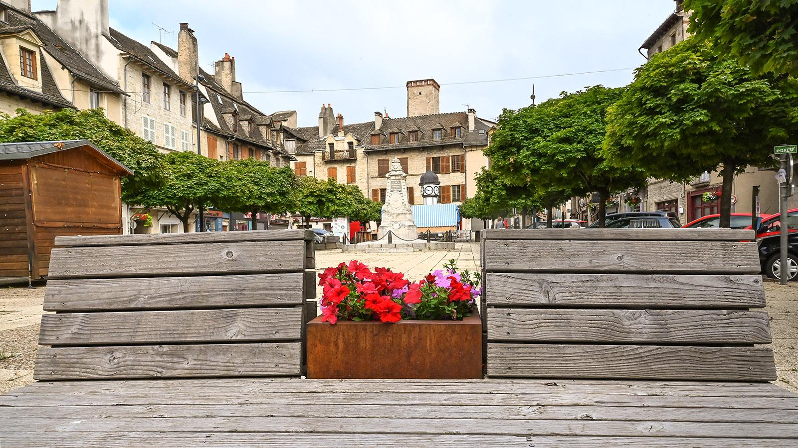 Hingucker auf der Place Henri Cordesse: die Sitzbänke aus Holz mit ihren blühenden Geranien. Foto: Hilke Maunder
