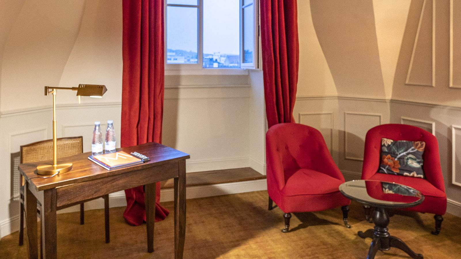 Die Schreib- und Sitzecke vom Zimmer 405 des Hôtel Bristol. Foto: Hilke Maunder