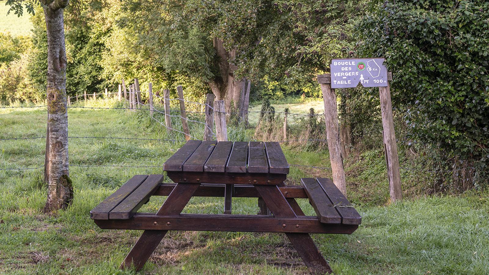 Entlang der Route du Cidre gibt es hier und da thematische Wanderwege – und mitunter, wie hier bei Cambremer, auch Picknickplätze. Foto: Hilke Maunder