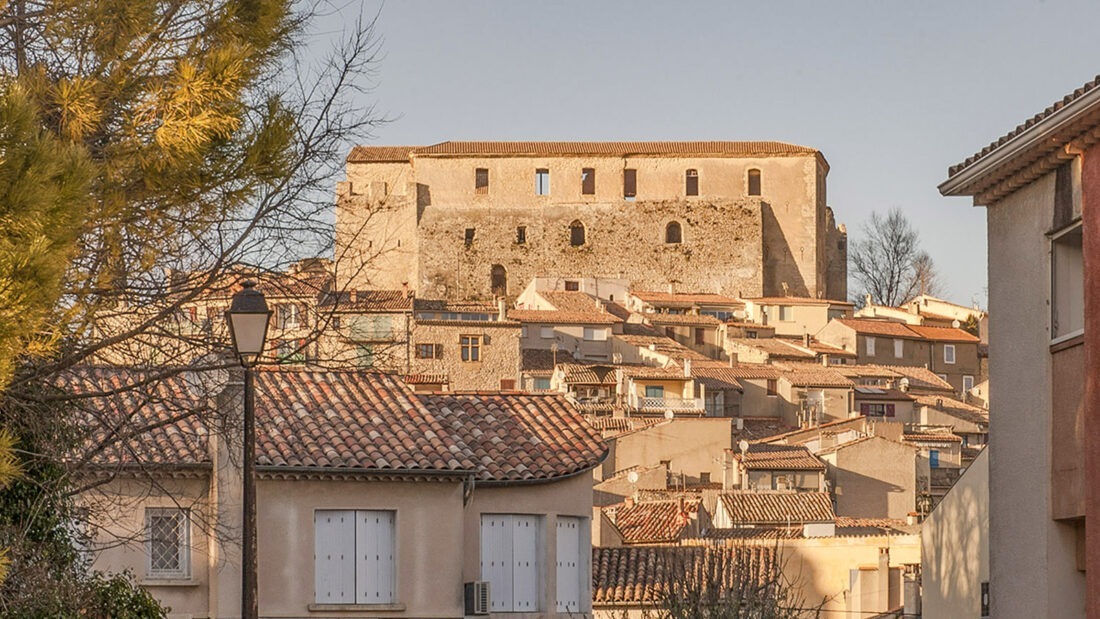Gréoux-les-Bains mit seiner Burg. Foto: Hilke Maunder