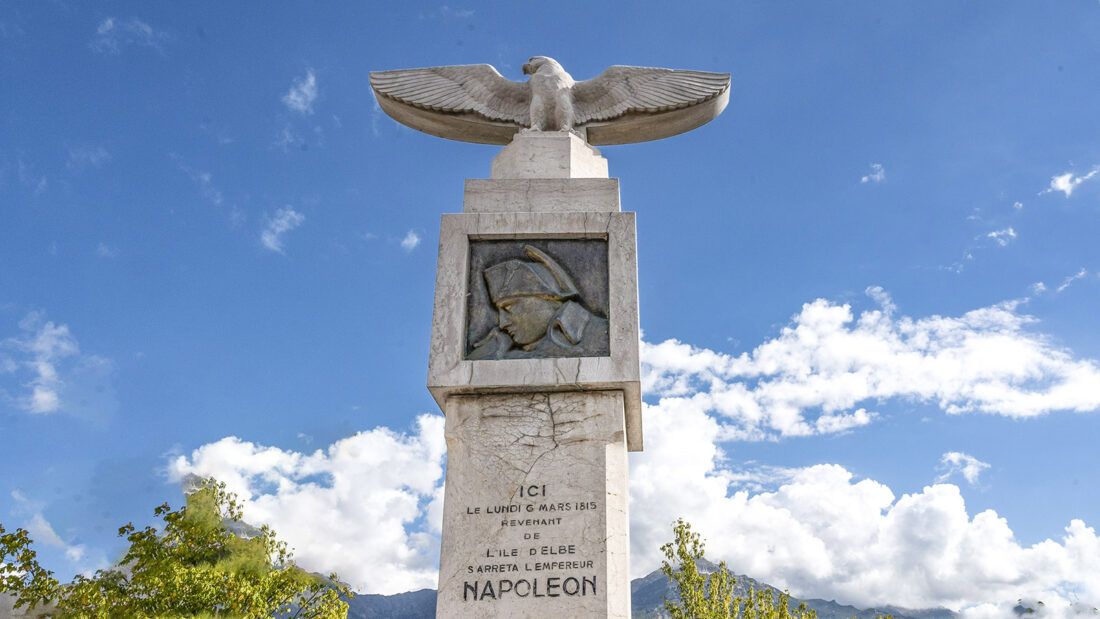 Die Napoleon-Stele an der Route Napoleon von La Fare-en-Champsaur. Foto: Hilke Maunder