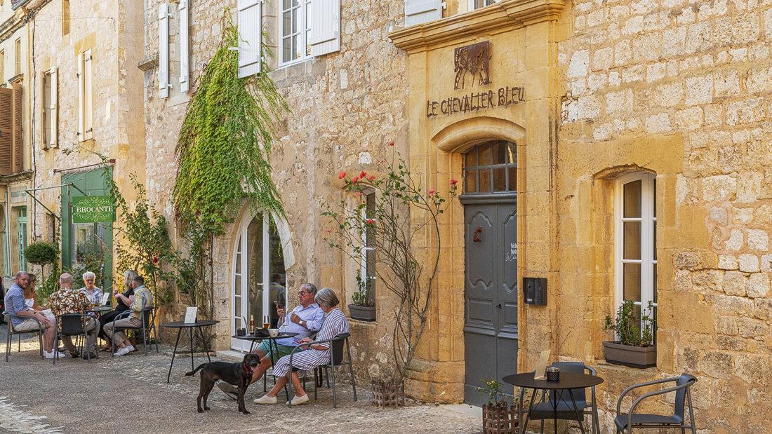 Die kleine Bar-Terrasse des Hotels Le Chevalier bleu im Herzen von Monpazier. Foto: Hilke Maunder