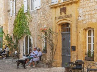 Die kleine Bar-Terrasse des Hotels Le Chevalier bleu im Herzen von Monpazier. Foto: Hilke Maunder