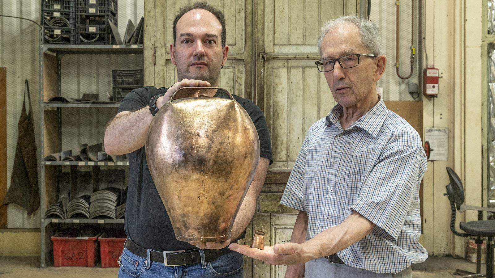 Nicolas ((l.) und Maurice Daban mit der größten und kleinsten Glocken derzeit im Bestand des Familienbetriebs. Foto: Hilke Maunder