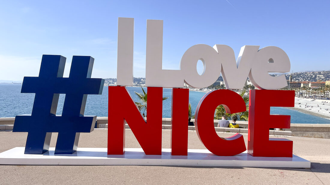 I love Nizza verkünden Großbuchstaben an der Küstenstraße von Nizza. Foto: Hilke Maunder