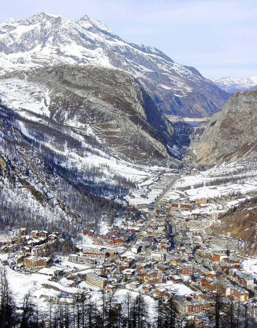 Blick vom Skigebiet Solaise auf den Ort Val d'Isère im Tal. Foto: Hilke Maunder