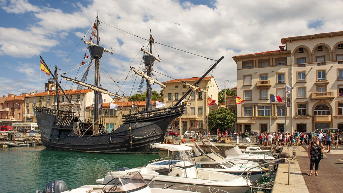 Sommergast in Port-Vendres: der Nachbau der historischen Fregate Hermione im Hafen von Port-Vendres. Foto: Hilke Maunder