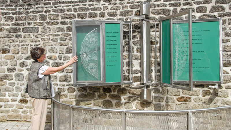 Nadelspitze aus Alenon, vorgestellt schon vor dem Musée des Beaux Arts et de la Dentelle auf großen Schautafeln, zeigt Marie-Hélène Augé. Foto: Hilke Maunder