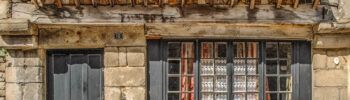Feldstein und dunkle Fenster und Türen: ein typisches Haus der Suisse Normande. Foto: Hilke Maunder