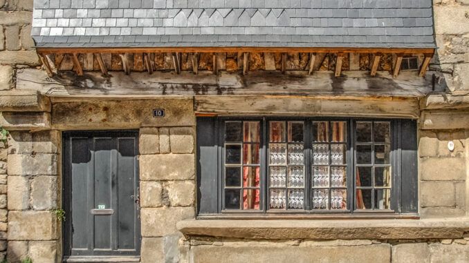Feldstein und dunkle Fenster und Türen: ein typisches Haus der Suisse Normande. Foto: Hilke Maunder