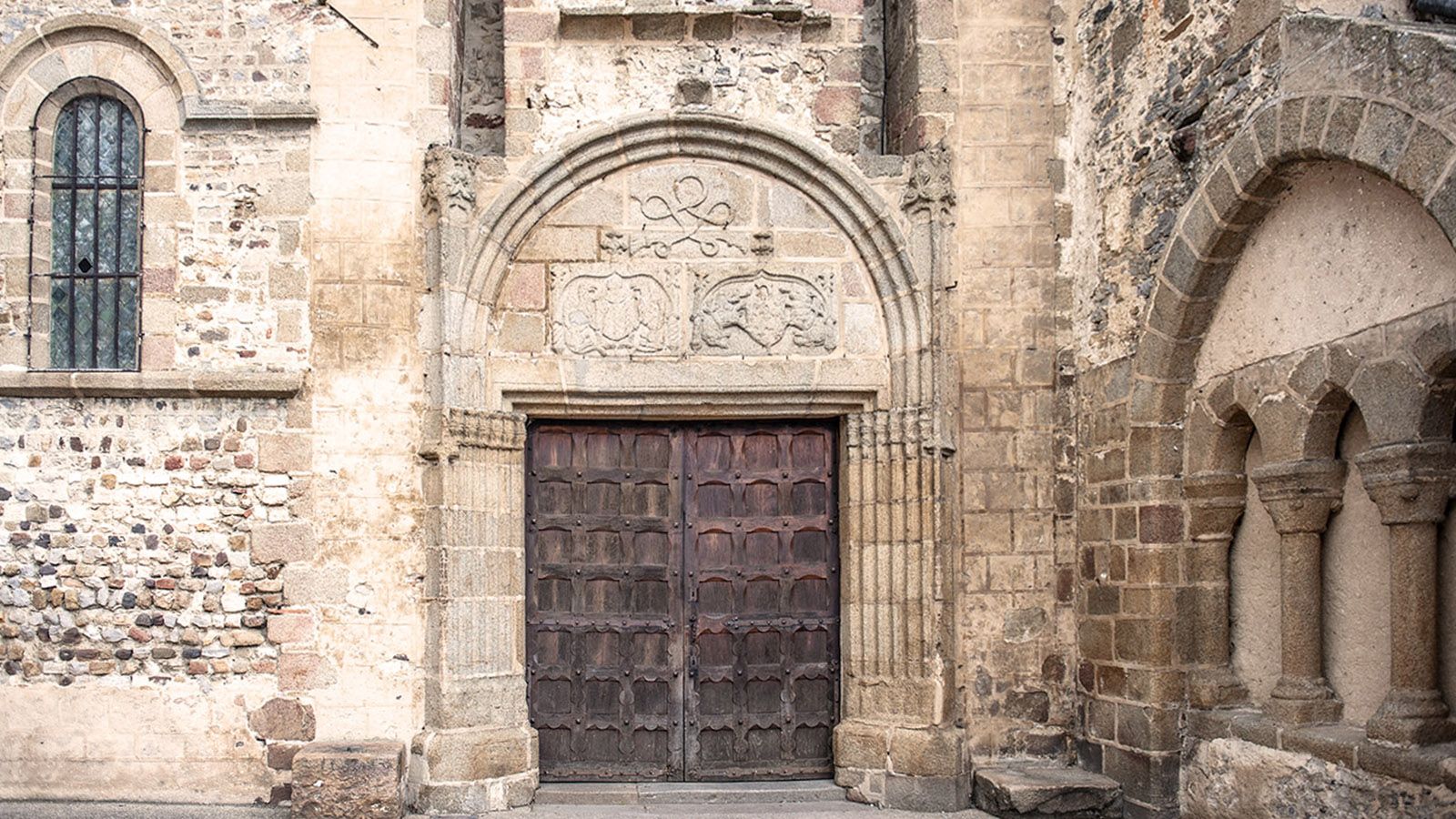 Ein Tor der Basilika von Évron. Foto: Hilke Maunder