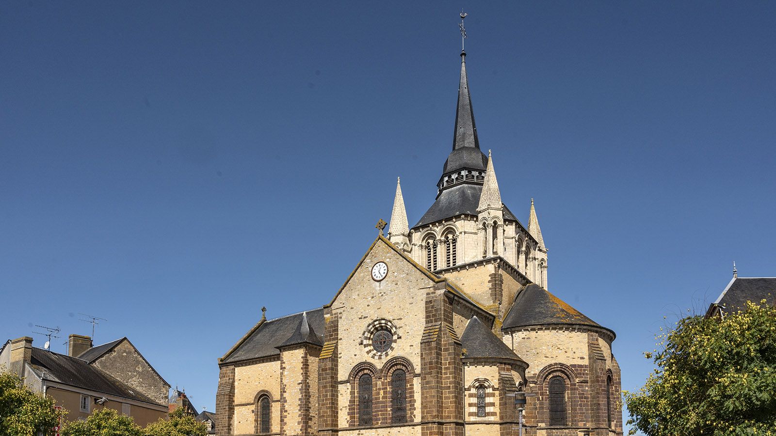 Die Stadkirche Église Notre-Dame von Fresnay. Foto: Hilke Maunder