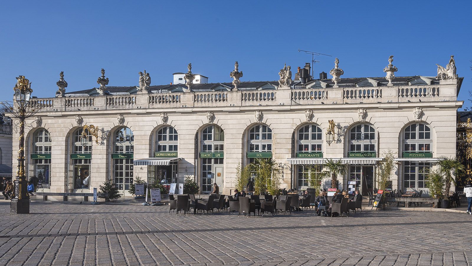 Zahlreiche Terrassencafés haben an der Place Stanislas ihre Tische und Stühle aufs Pflaster gestellt. Foto: Hilke Maunder