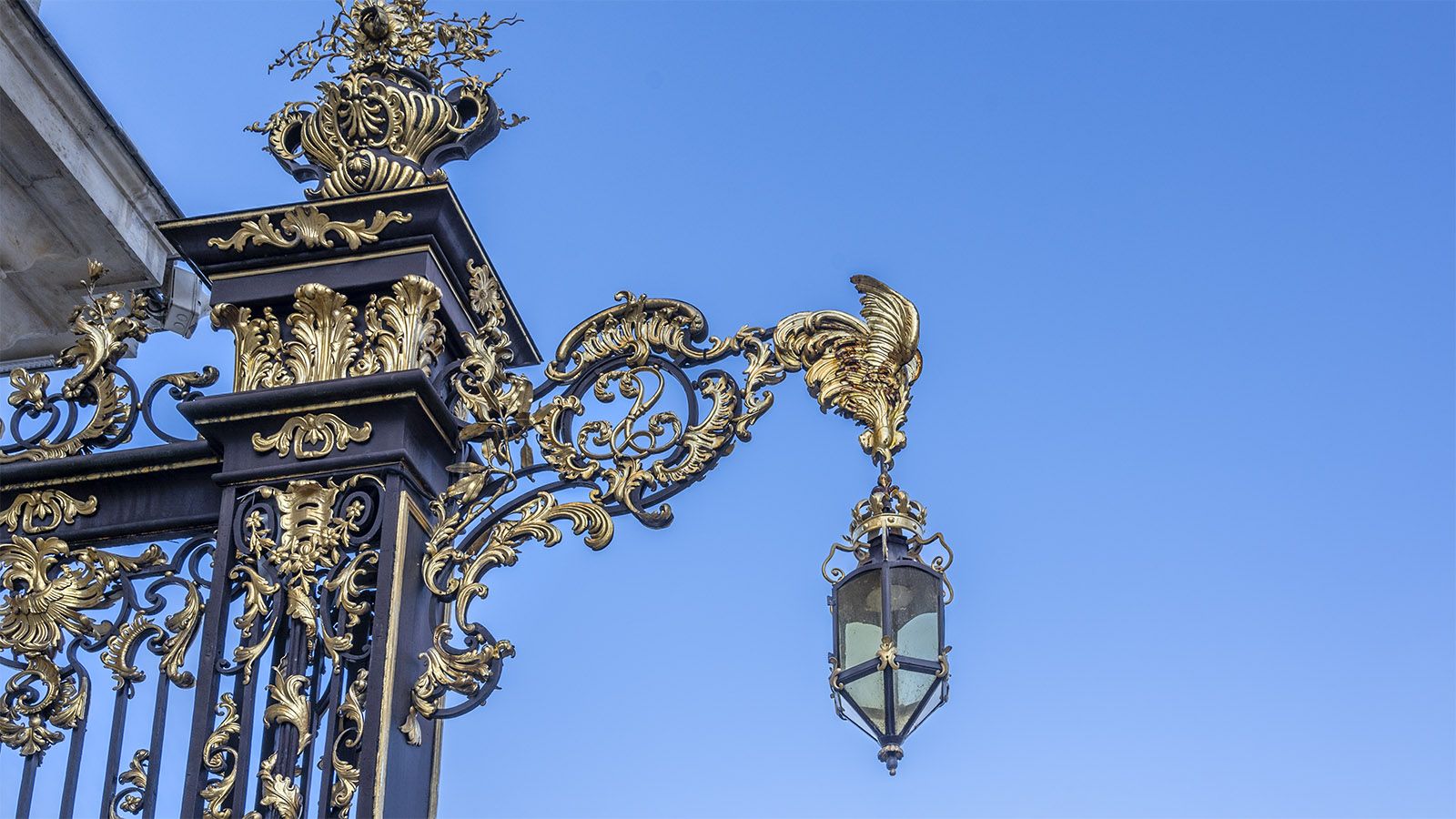 Opulente barocke Schmiedekunst in Schwarz und Gold: die Gitter der Place Stanislas. Foto: Hilke Maunder