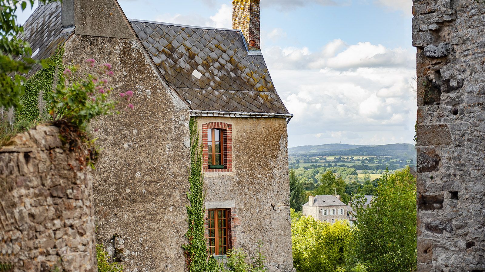 Sainte-Suzanne gehört zu den schönsten Dörfern von Mayenne und ist ausgezeichnet als <em>plus beau village de France</em>. Foto: Hilke Maunder