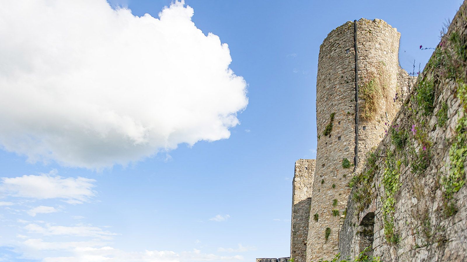Die Stadtmauer von Sainte-Suzanne. Foto: Hilke Maunder