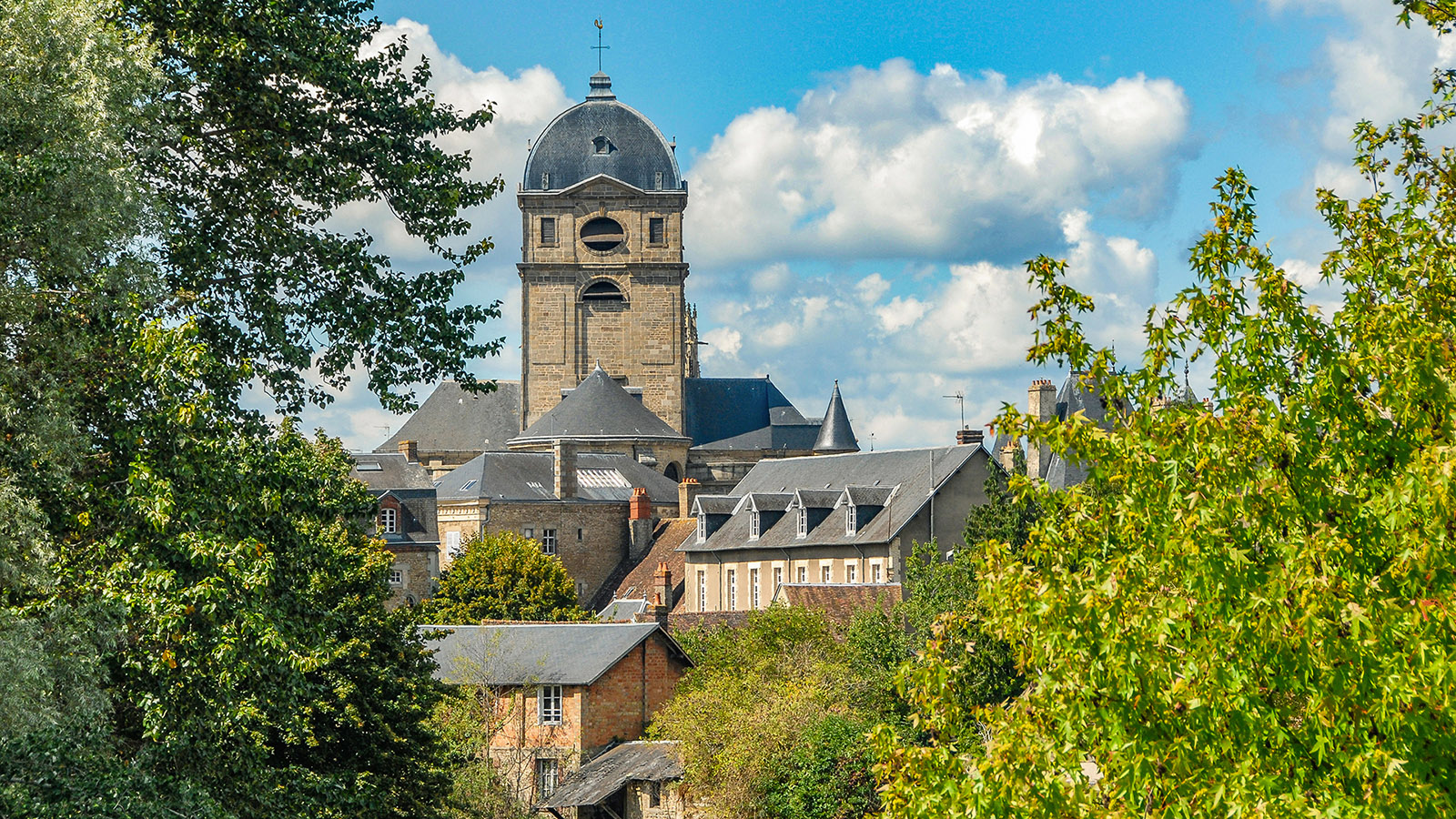 Orne: Der Blick auf die Kathedrale von Alençon. Foto: Hilke Maunder