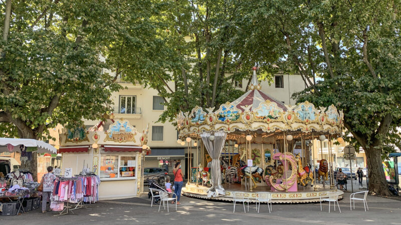 Vor der Markthalle von Alès dreht sich dieses nostalgische Karussell. Foto: Hilke Maunder