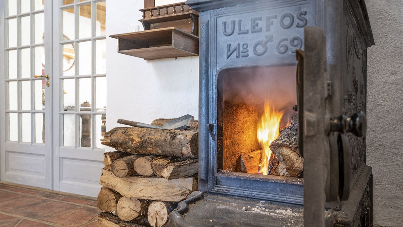 Schmuckstück der Diele: der norwegische Ulefos-Ofen. Foto: Hilke Maunder