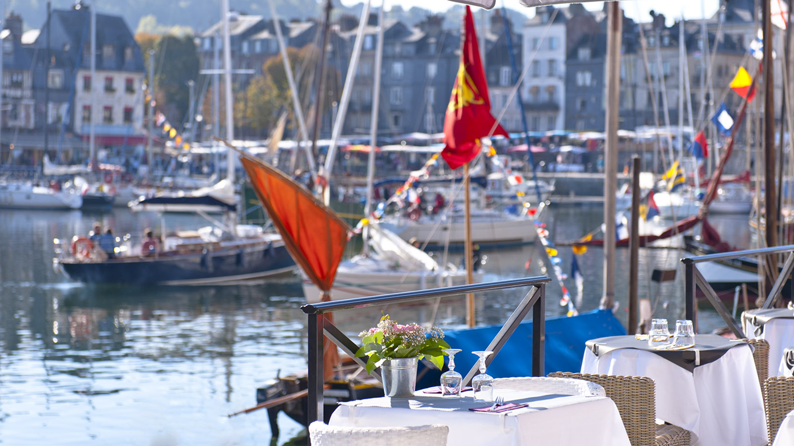 Calvados: Schlemmen direkt in der Wasserkante: In Honfleur säumen Restaurants dicht an dicht die Kais des Vieux-Port. Foto: Hilke Maunder