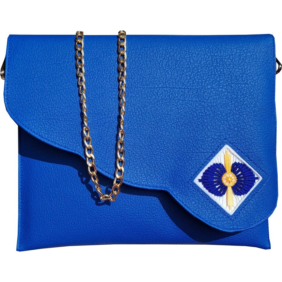 Eine Tasche von Karine Turpin, geschmückt mit einer farbigen Broderie de Cilaos. Copyright: Karine Turpin