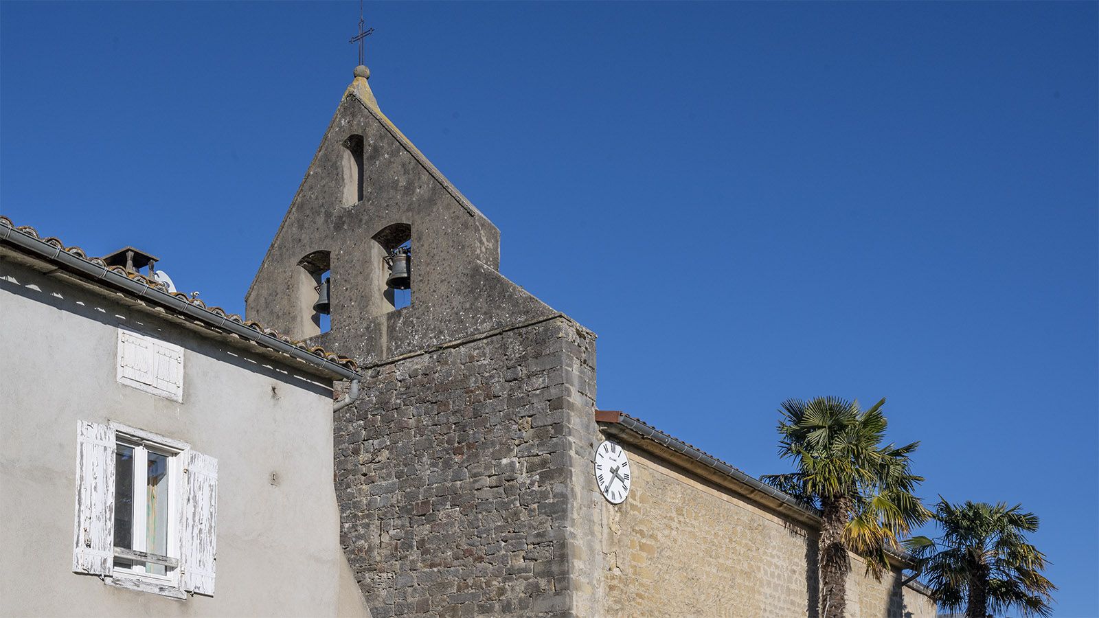 Die Dorfkirche von Limbrassac war einst integriert in die Schutzmauer. Foto: Hilke Maunder