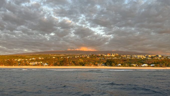 Der Blick auf La Réunion vom Indischen Ozean bei Saint-Gilles-sur-Mer. Foto: Hilke Maunder