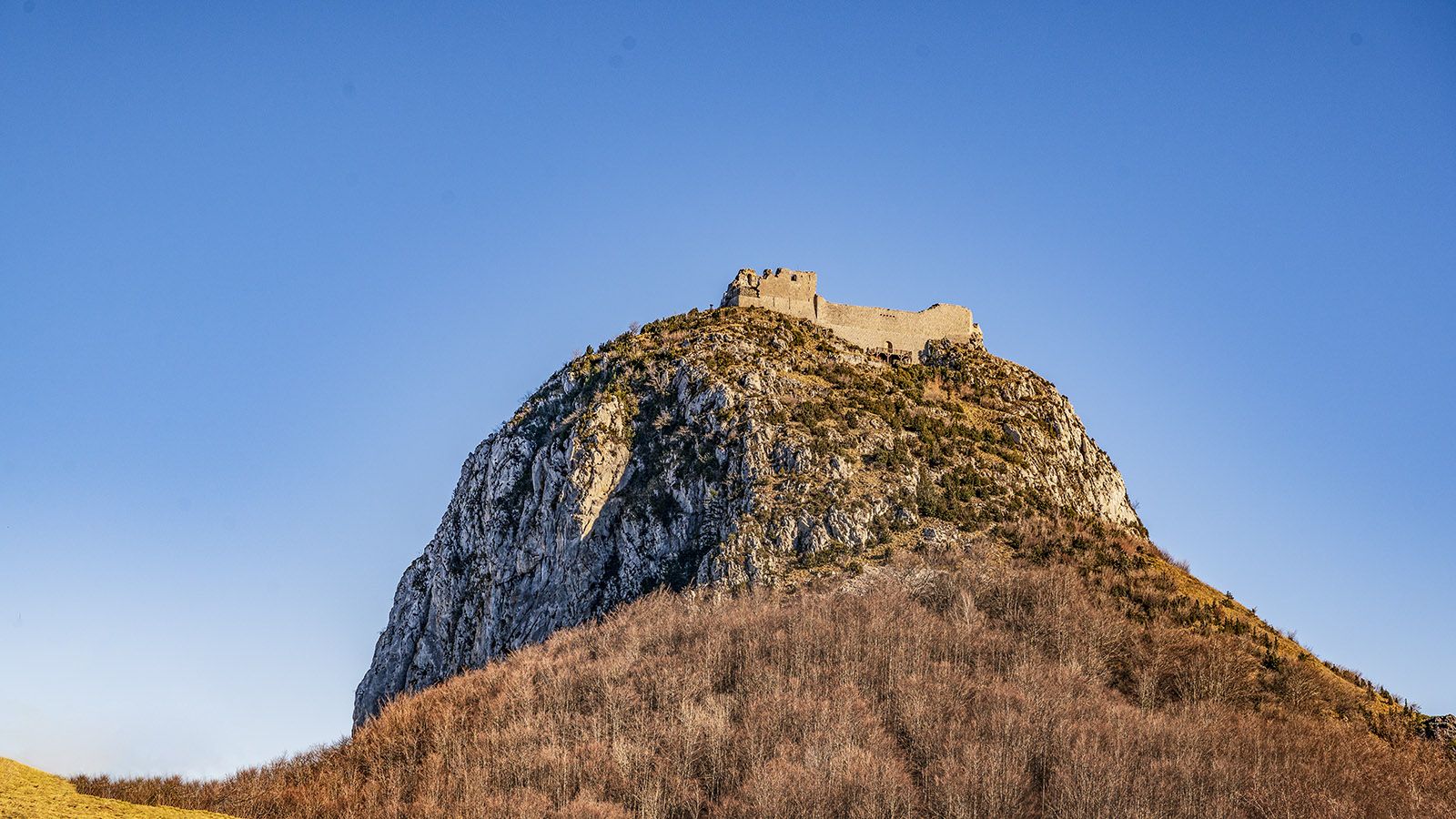 Glaubensfestung in schwindelnder Höhe: die Burg Montségur. Foto: Hilke Maunder