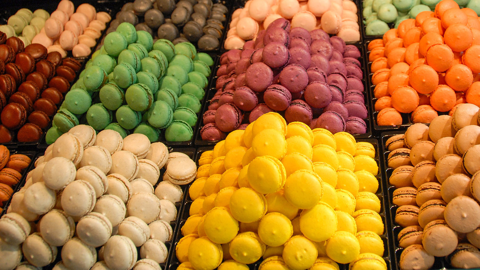 Miam! Die besten Macarons aus Nantes findet ihr bei Georges Larnicol in der Passage Pommeraye. Foto: Hilke Maunder