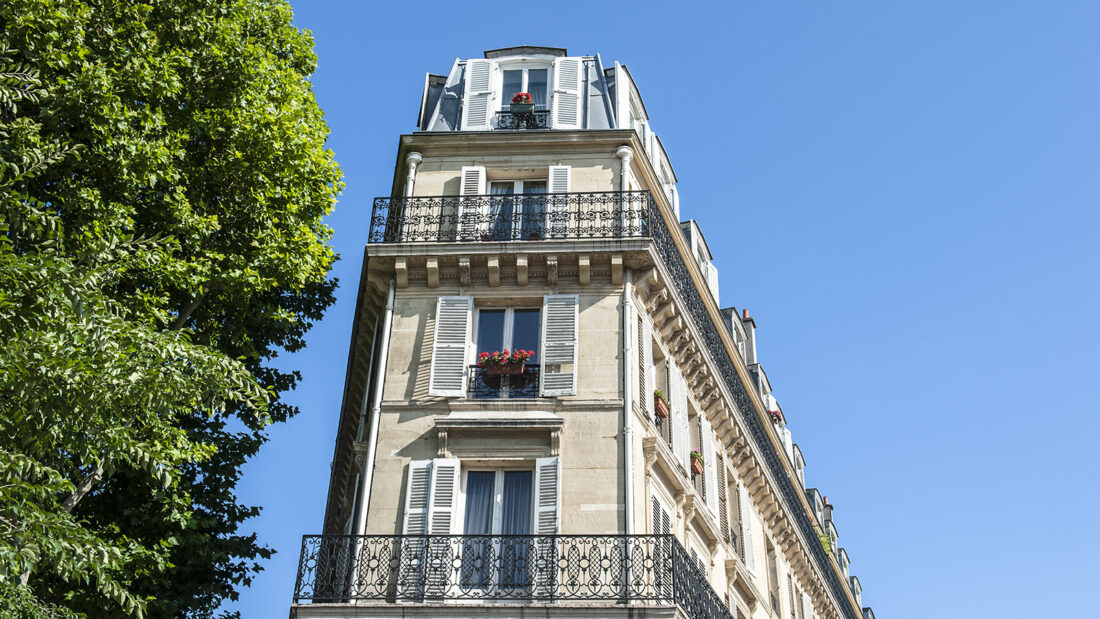 Typisches Pariser Wohnhaus im Stil von Baron Haussmann - hier auf der Butte de Montmartre. Foto: Hilke Maunder