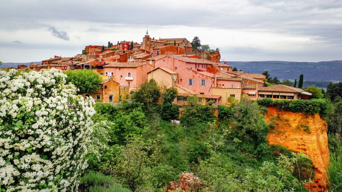 Das Ockerörtchen Roussillon im Luberon gehört zu den schönsten Dörfern Frankreichs - das sorgt besonders im Sommer für Andrang. Foto: Hilke Maunder