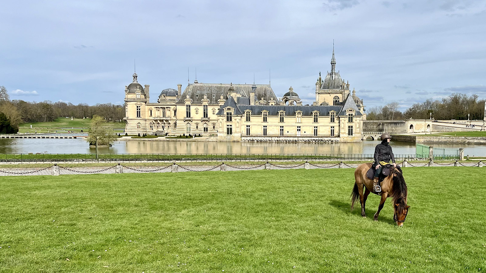 Mit dieser Reiterin könnt ihr an geführten Ausritten durch den Schl.osspark von Chantilly teilnehmen! Foto: Hilke Maunder