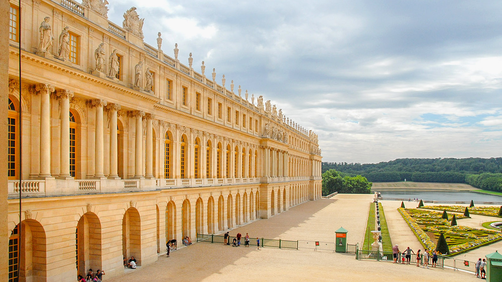 Der Blick entlang des Südflügels vom Château de Versailles. Foto: Hilke Maunder