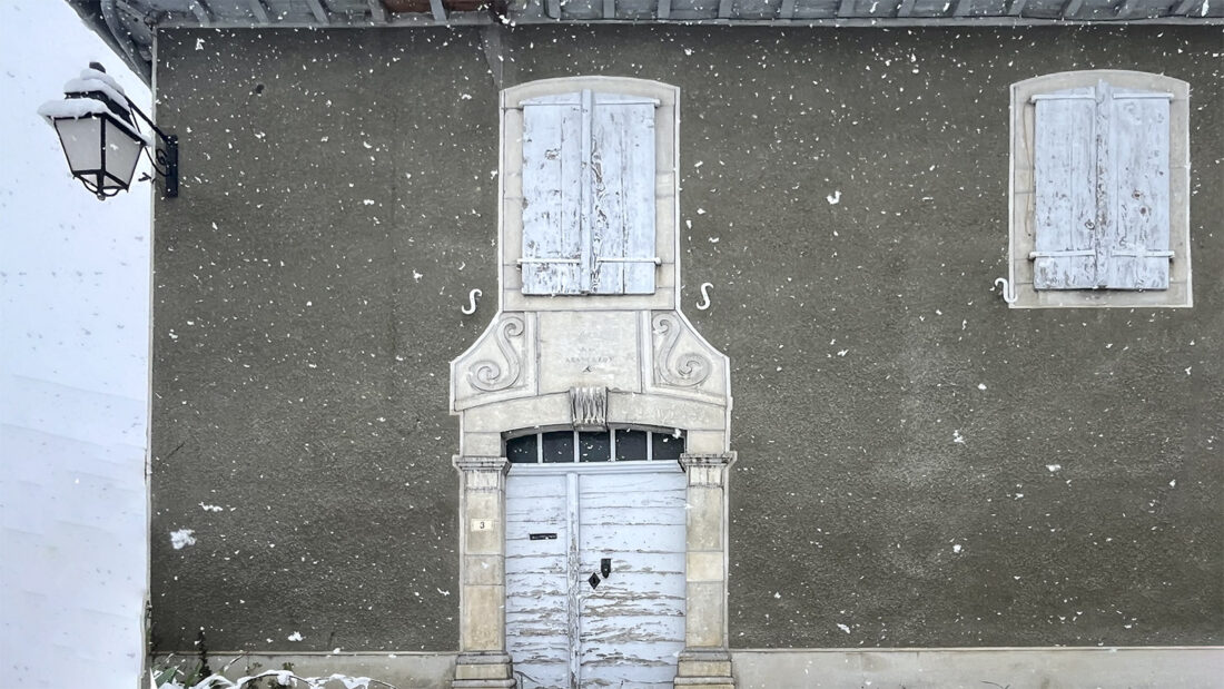 Reich dekoriert mit Arudy-Stein: der Eingang dieses Hauses in Lescun. Foto: Hilke Maunder