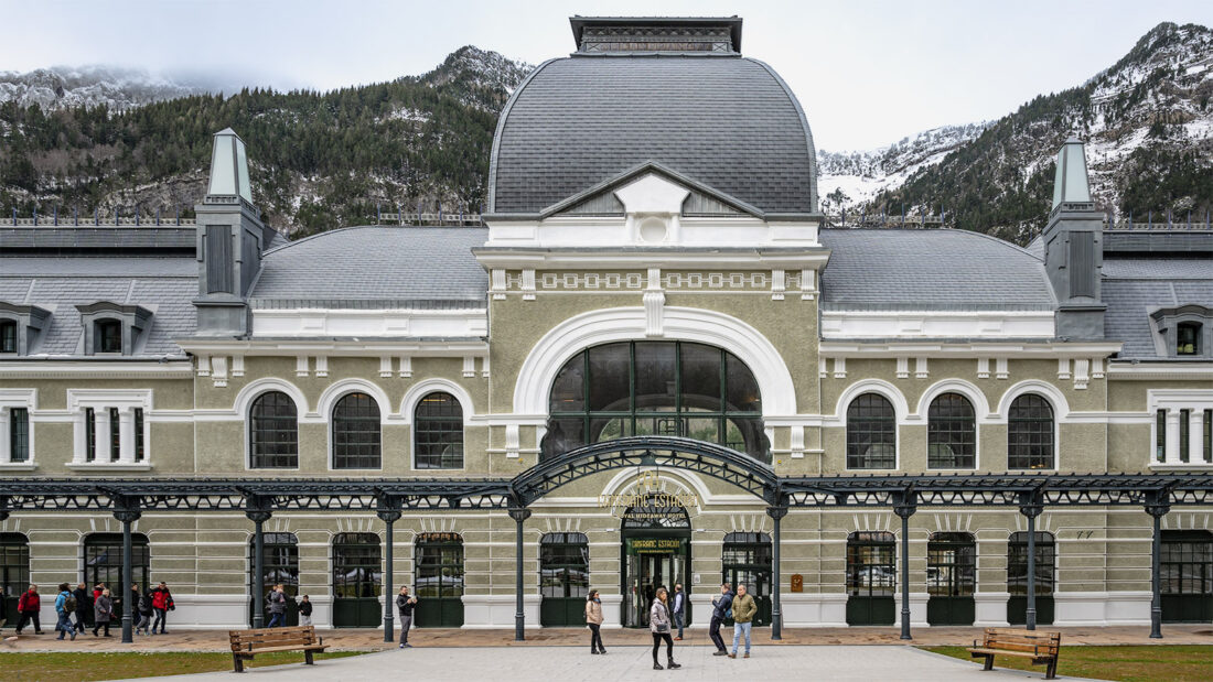 Der monumentale Eingang zum Bahnhof führt heute zur Lobby des Fünfssternehotels Canfranc-Estación. Foto: Hilke Maunder