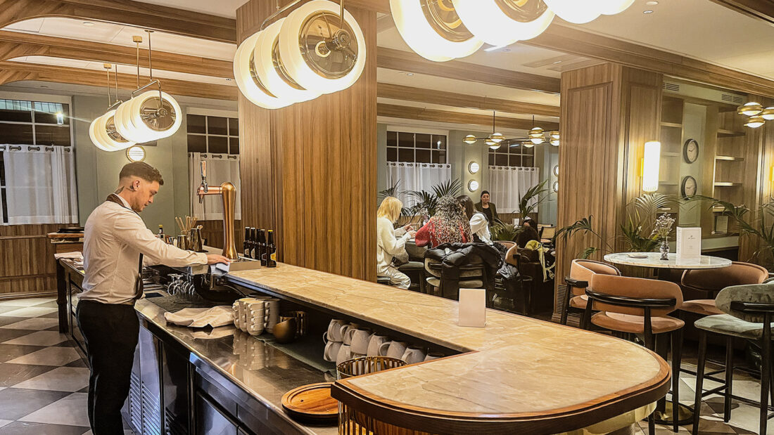 Die Cafeteria des Ryoal Hideaway Hotels Canfranc-Estación ist bis 12 Uhr mittags den Hotelgästen vorbehalten - das sorgt für Unmut unter den Besuchern, die die Anlage besichtigen. Foto: Hilke Maunder