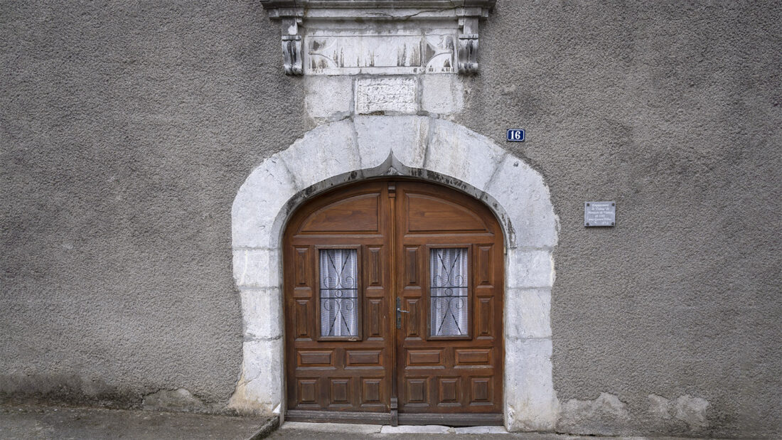 In der Vallée d'Ossau findet ihr zahlreiche Haustüren, die wie hier in Arudy mit dem Arudy-Marmor eingefasst sind. Foto: Hilke Maunder