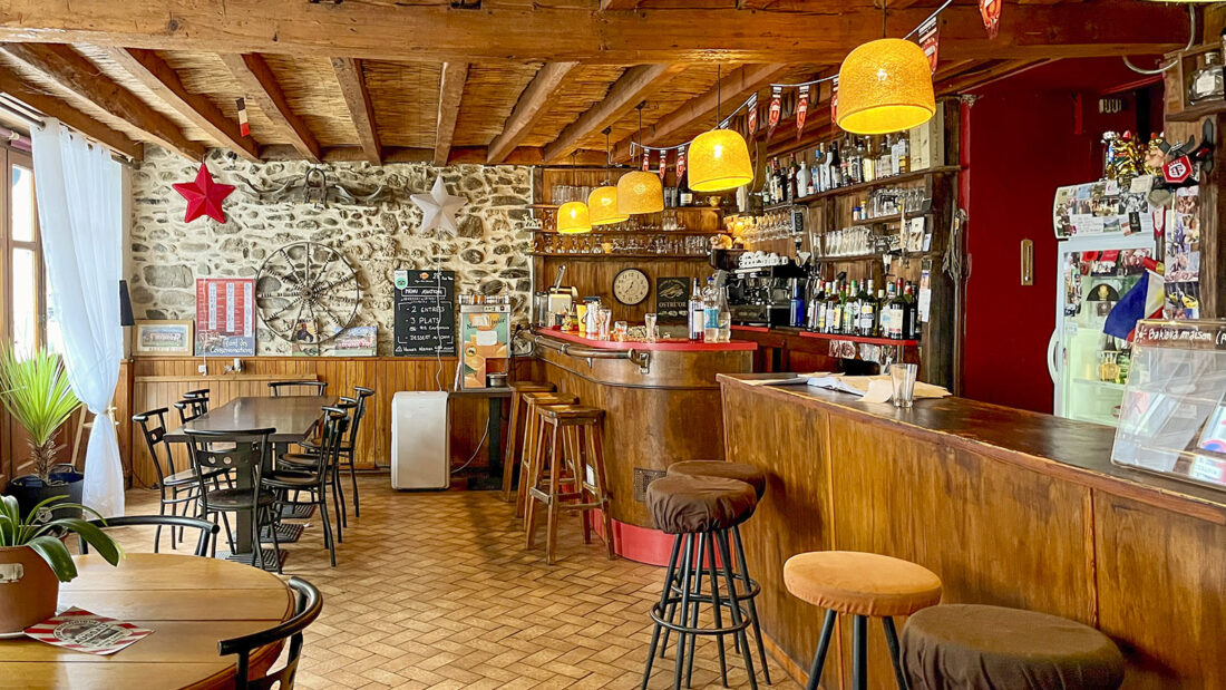 Der Bar-Bereich vom Café Le Mayabor in Bedous. Foto: Hilke Maunder