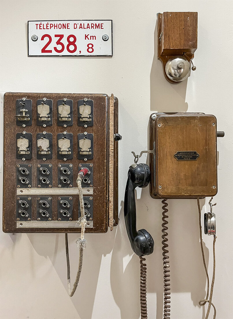 Die Telefonanlage des früheren Bahnhofs von Bedous. Foto: Hilke Maunder