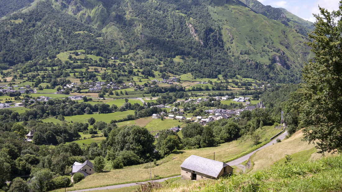 Der Blick von Béost auf die Vallée d'Ossau. Foto: Hilke Maunder