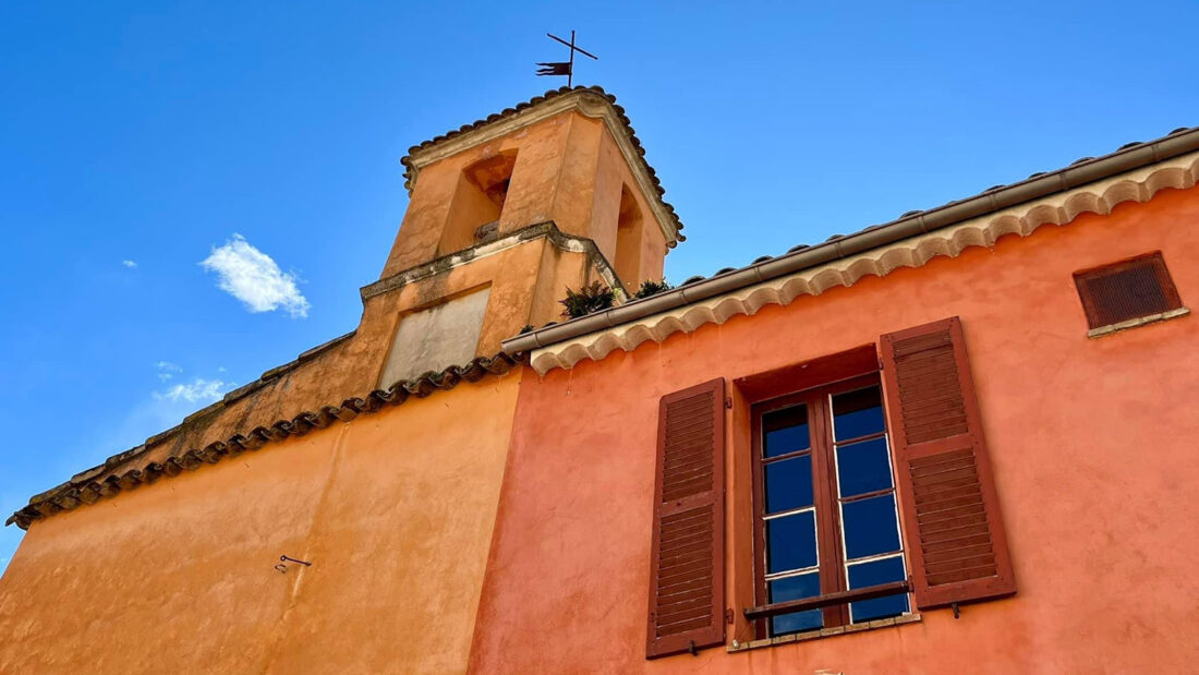 Bekennt Farbe: die Kirche von Biot im alten bourg.Foto: Hilke Maunder