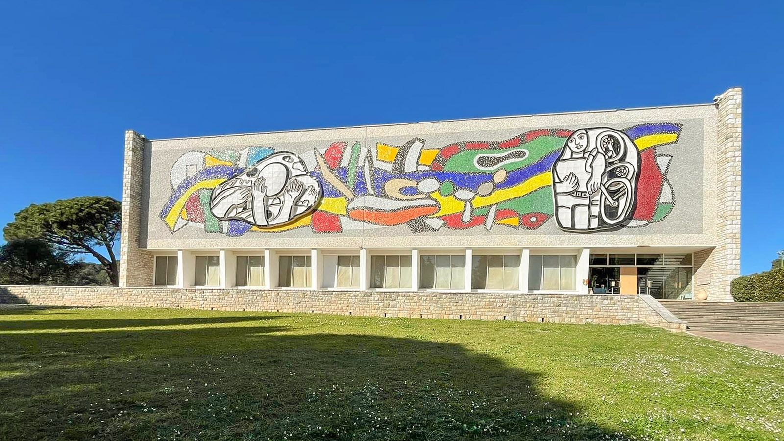 Das Fassadenmosaik des Fernand-Léger-Nationalmuseums. Foto: Hilke Maunder