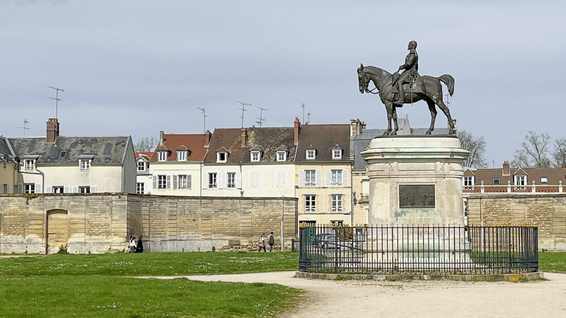 Das Reiterstandbild vor den Grandes Écuries von Chantilly stellt Louis II. de Bourbon, Le Grand Condé, vor. Foto: Hilke Maunder