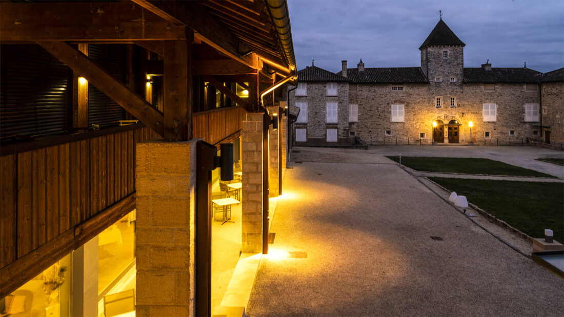 Romantisch illuminiert am Abend: das Château de Besseuil. Foto: Hilke Maunder