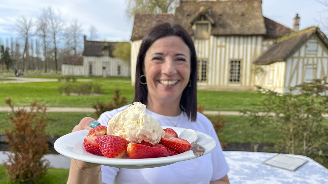 Schlemmerpause im Hameau von Chantilly. Auf der Speisekarte: frische Erdbeeren mit echter Crème de Chantilly. Foto: Hilke Maunder