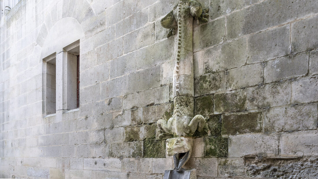 Ein Krokodil als Regenrinne: Gleich mehrere dieser Echsen leiten im Schlosshof von Pierrefonds das Wasser hinab zum Abfluss.